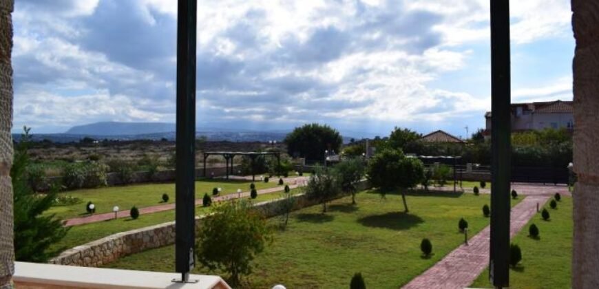 Πολυτελής βίλα με πισίνα στον Σταυρό Ακρωτηρίου