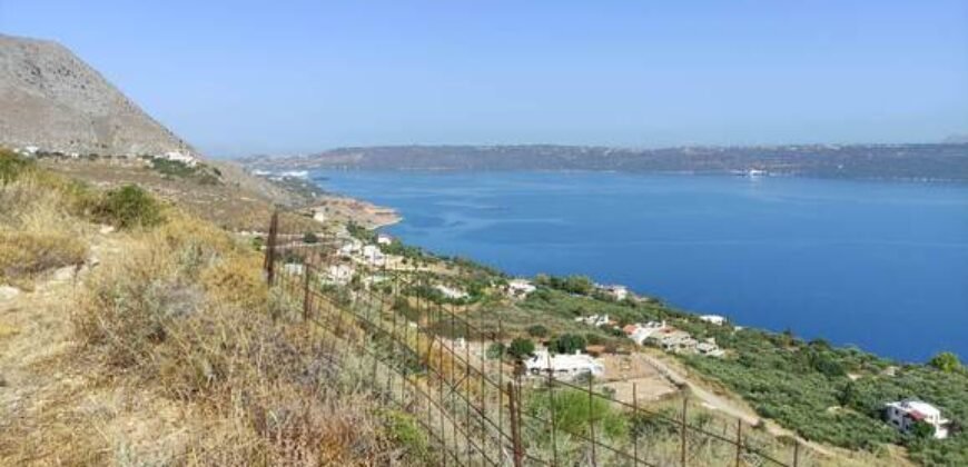 Πωλείται αγροτεμάχιο με ανεμπόδιστη θέα σε βουνό και θάλασσα.