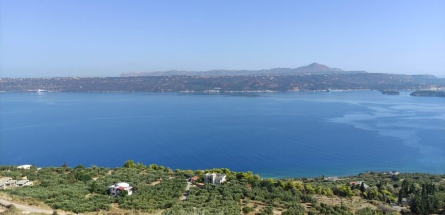 Πωλείται αγροτεμάχιο με ανεμπόδιστη θέα σε βουνό και θάλασσα.